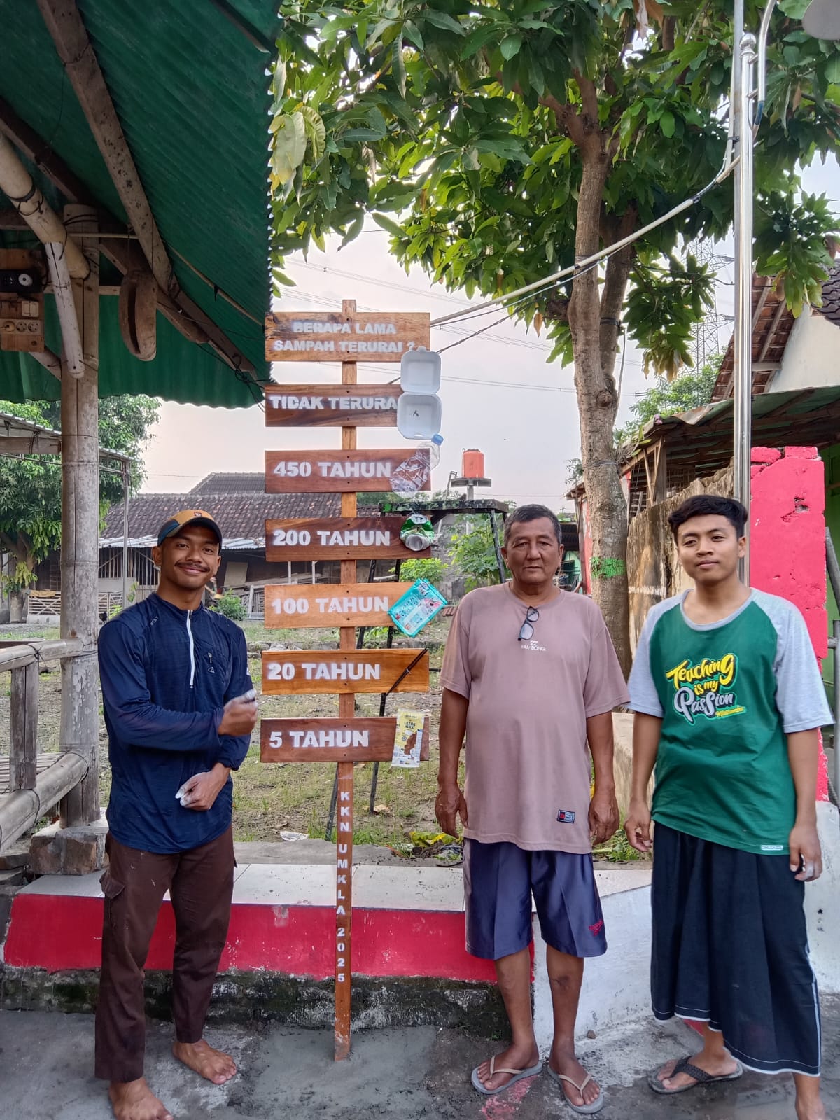 Mahasiswa KKN UMKLA Pasang Papan Edukasi Sampah di Warga Dukuh Jimbung  Lor dan Kampak.